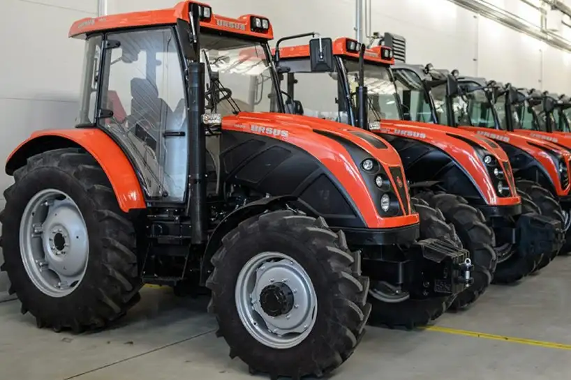 Traktory firmy USUS przygotowane do sprzedaży